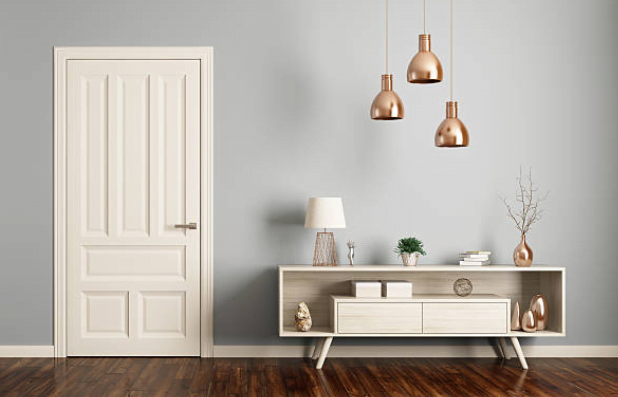 puerta de madera blanca en interiores